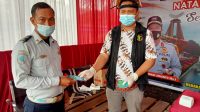 Pemberian vitamin dan cek kesehatan petugas di Pos Pam