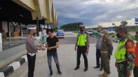 Pembagian masker di rest area JTTS