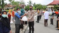 50 warga masyarakat saat menerima bantuan