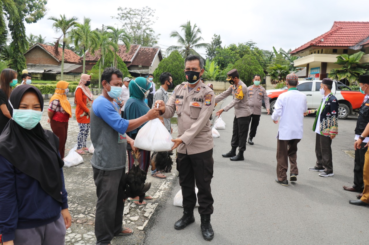 50 warga masyarakat saat menerima bantuan
