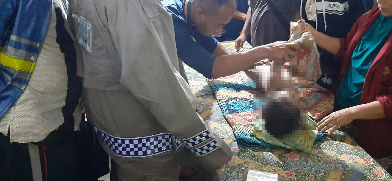 Petugas medis saat melakukan VER