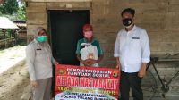 Warga Kampung Mekar Jaya saat menerima bantuan sosial dari petugas
