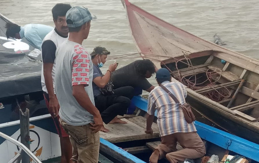 Petugas sedang melakukan olah TKP pembunuhan berencana