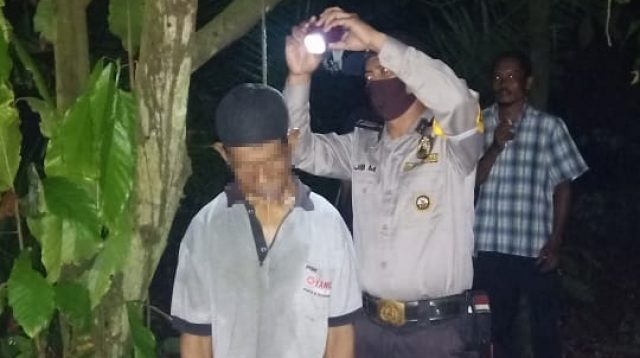 Sukardi saat ditemukan bunuh diri di pohon coklat