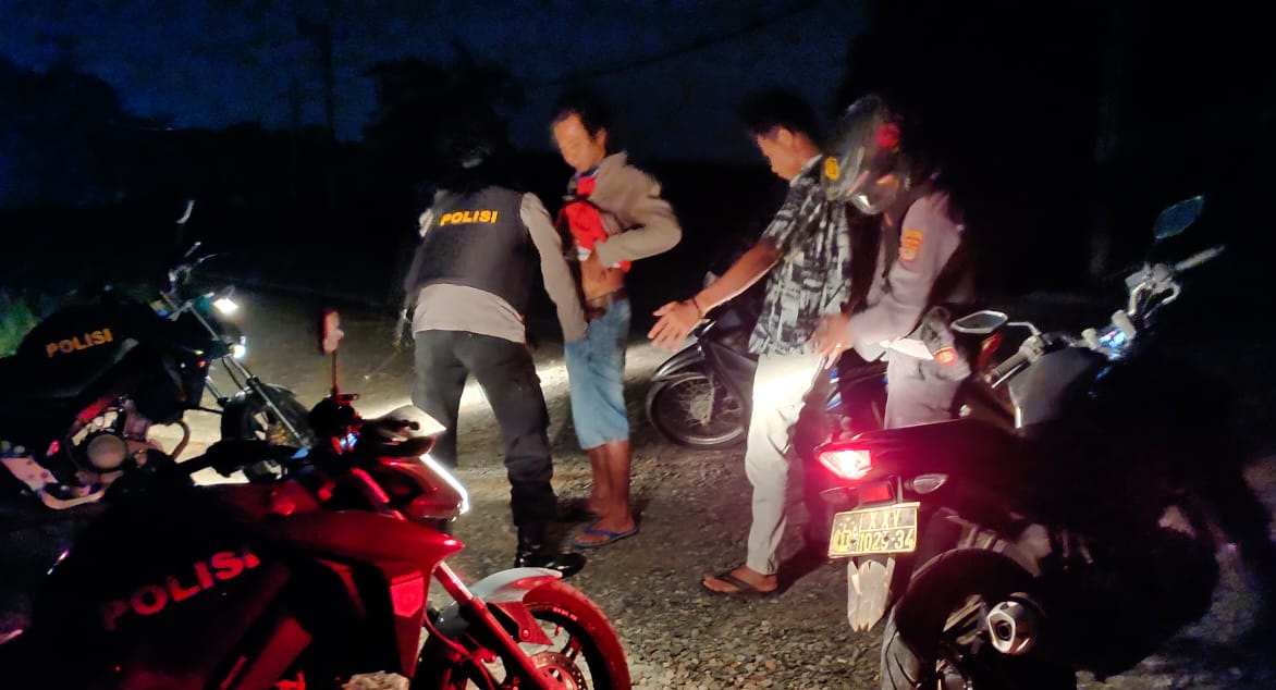 Tim Jalak Putih saat melakukan pemeriksaan dan penggeledahan badan