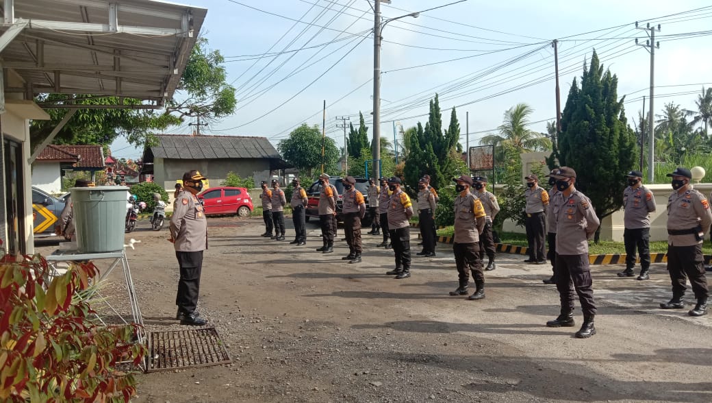 Kompol Nelson Manik, SH saat memimpin apel di Polsek