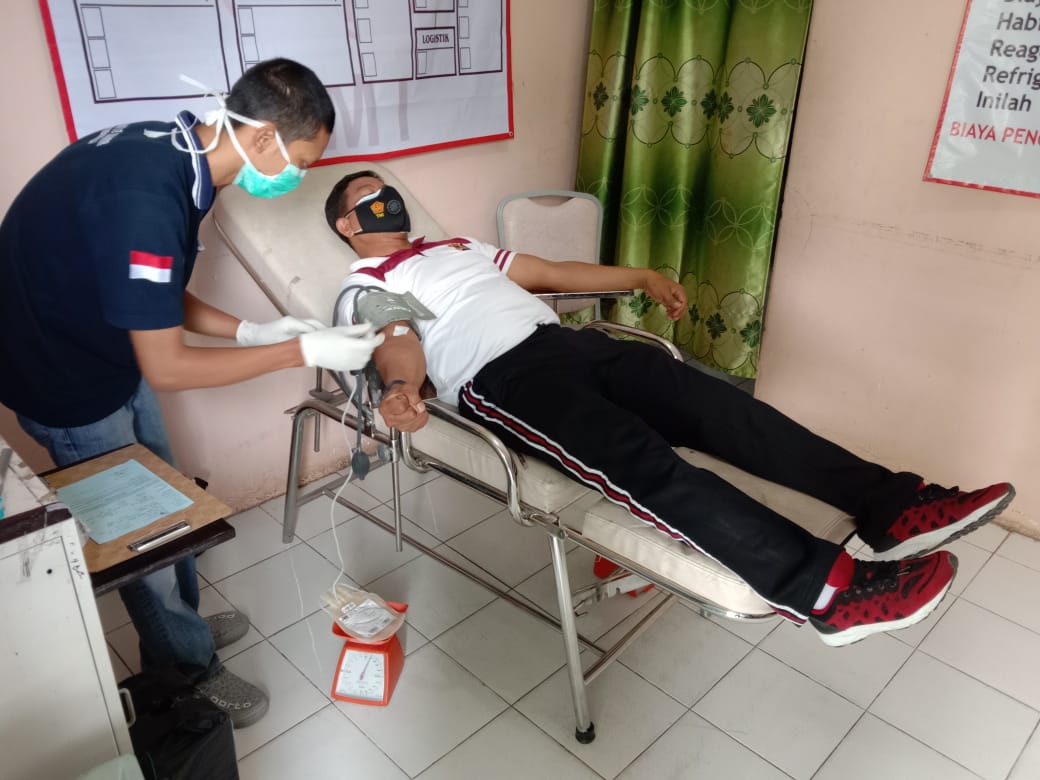 Aksi donor darah personel Polri