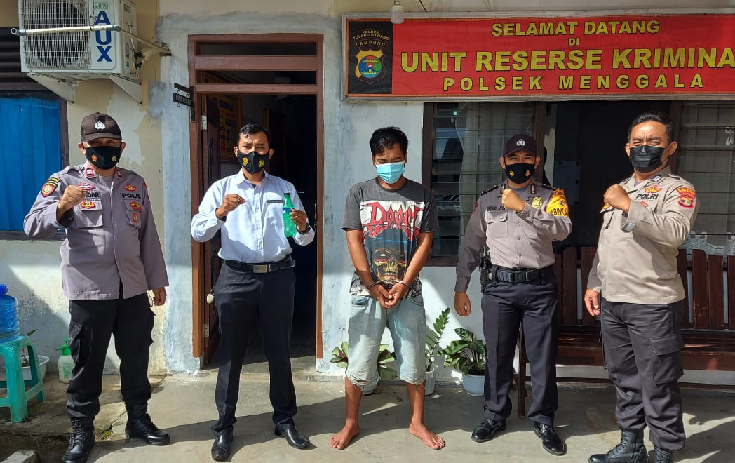 Seorang pria berinisial RO (33), yang dibekuk saat sedang asyik konsumsi sabu di rumah kosong