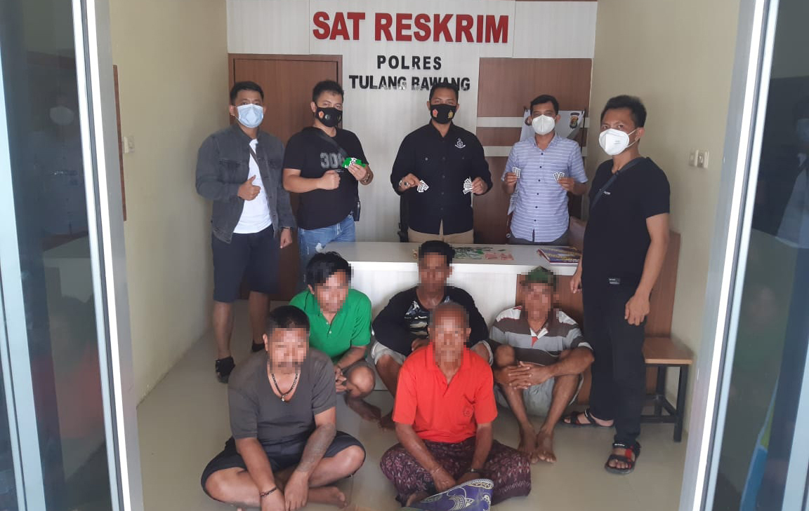 Lima penjudi yang berhasil dibekuk Polisi saat menggerbek sebuah rumah
