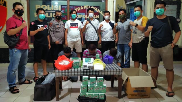 Tiga pelaku penipuan berinisial HS (47), HO (46) dan SO (46), yang dibekuk Polisi