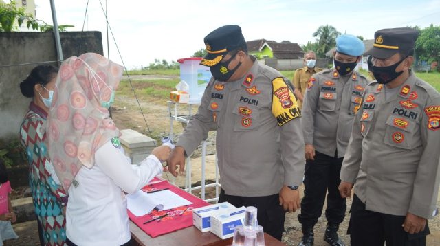 Kompol Nelson F Manik saat dilakukan pemeriksaan suhu badan sebelum masuk ke wilayah KTN