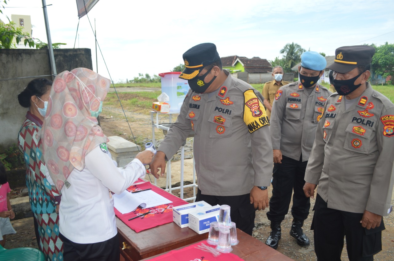 Kompol Nelson F Manik saat dilakukan pemeriksaan suhu badan sebelum masuk ke wilayah KTN