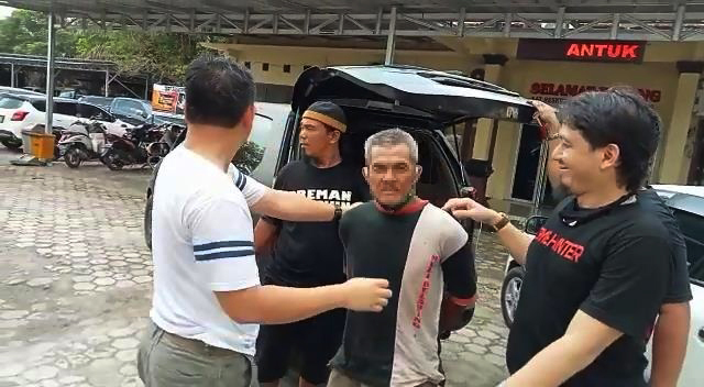 Terduga pembunuhan sadis berinisial ZA (51), saat dibekuk Polisi
