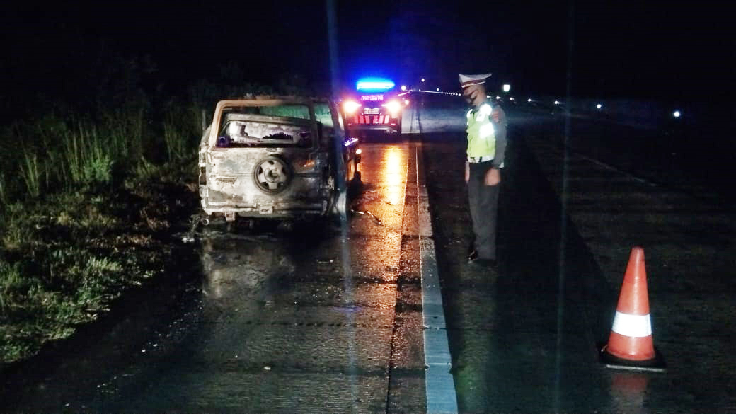 Kondisi mobil yang terbakara di Jalan Tol Trans Sumatera Km 180